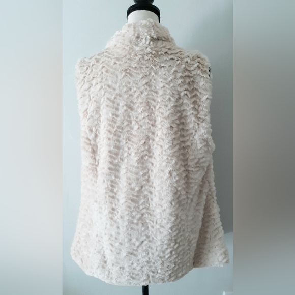 Jolt Faux Fur Vest - Picture 3 of 5